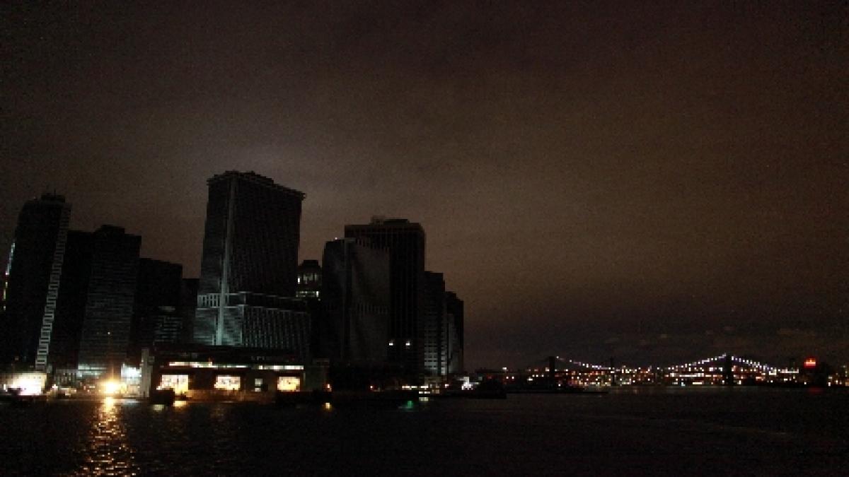 alimentarea cu energie electrica a fost reluata vineri seara pentru 100 000 de abonati din manhattan