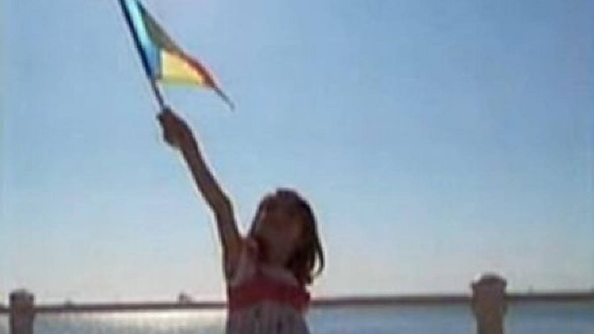 drapelul romaniei mereu prezent in ochii si inimile noilor generatii de copii romanii se alatura