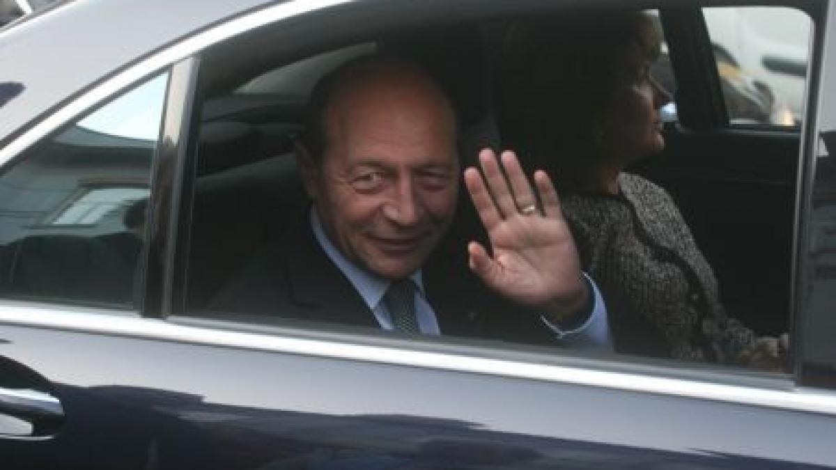 presedintele basescu isi sarbatoreste ziua de nastere la castelul foisor din sinaia alaturi de