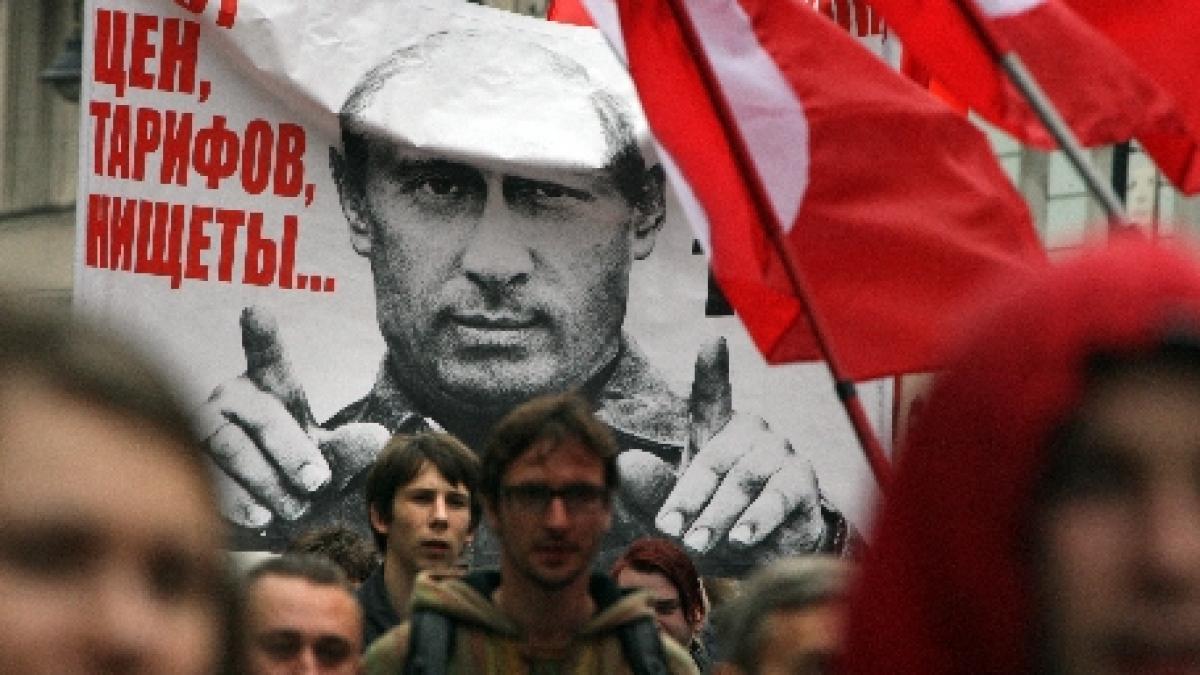 mii de ultranationalisti au iesit pe strazile din moscova pentru a cere demisia presedintelui