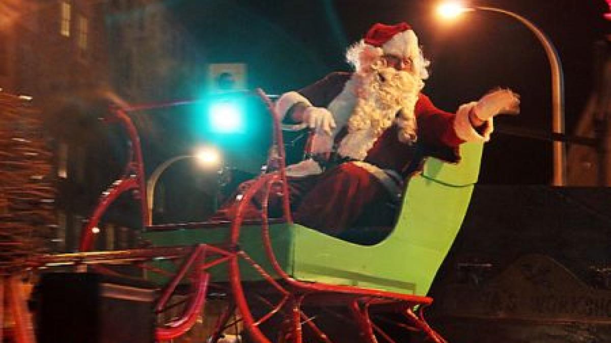 mos craciun a gresit anotimpul a venit la piatra neamt cu o luna mai devreme