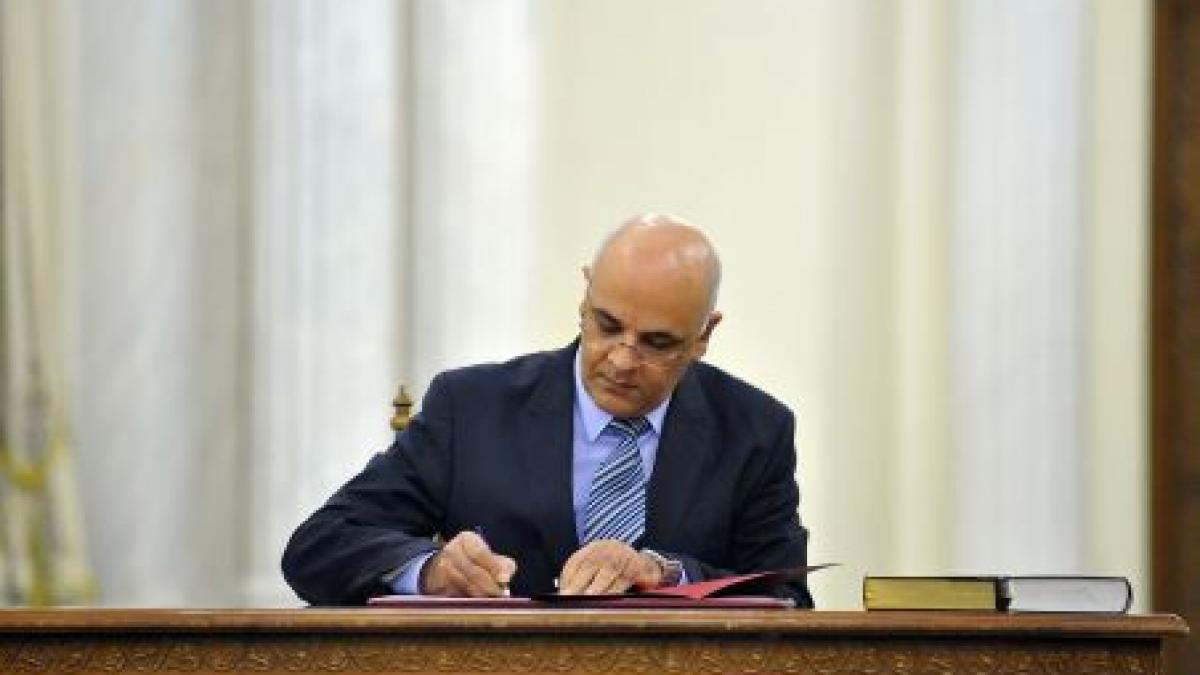 nici biblia nici coranul raed arafat a jurat pe constitutie la investirea ca ministru al sanatatii