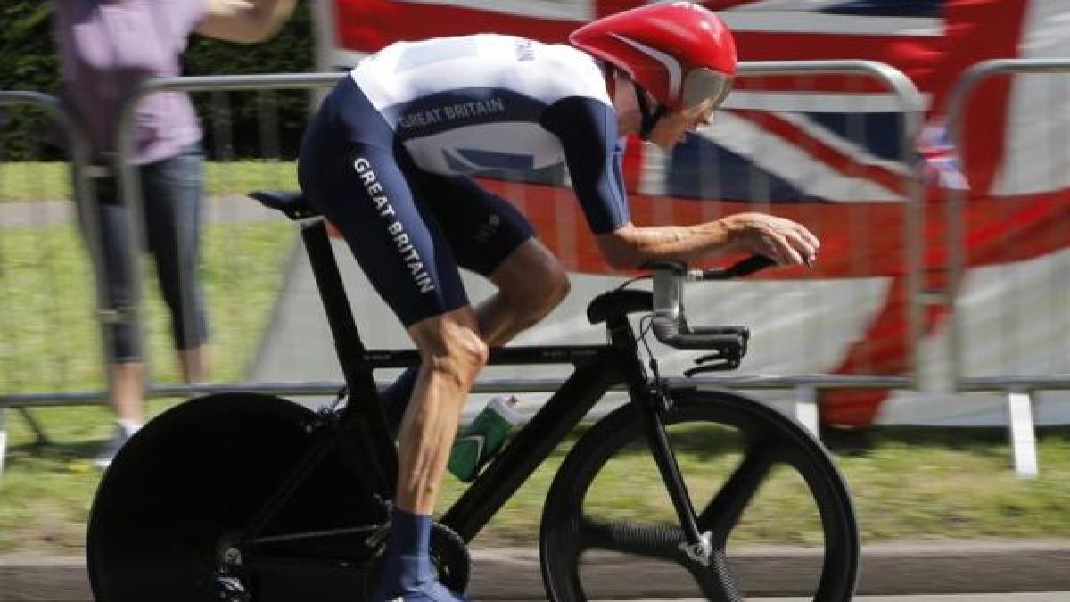 castigatorul turului frantei a fost spitalizat dupa ce a fost lovit de o masina in timp ce se