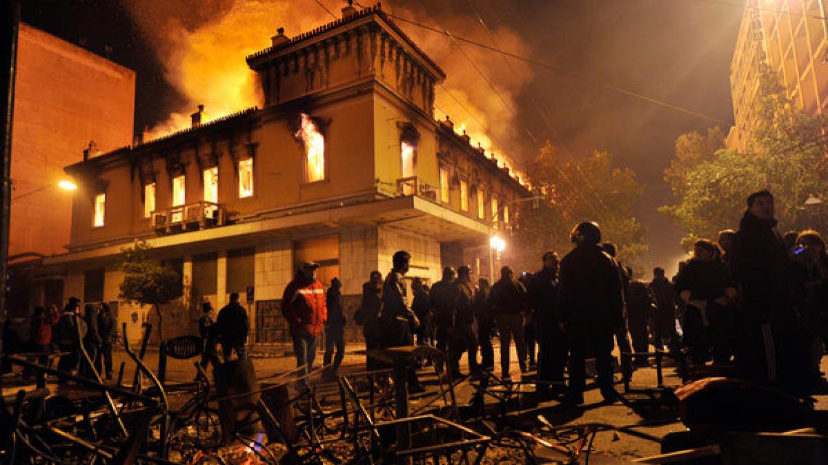 grecia intre faliment si haos 70 000 de protestatari au dus lupte de strada cu fortele de ordine