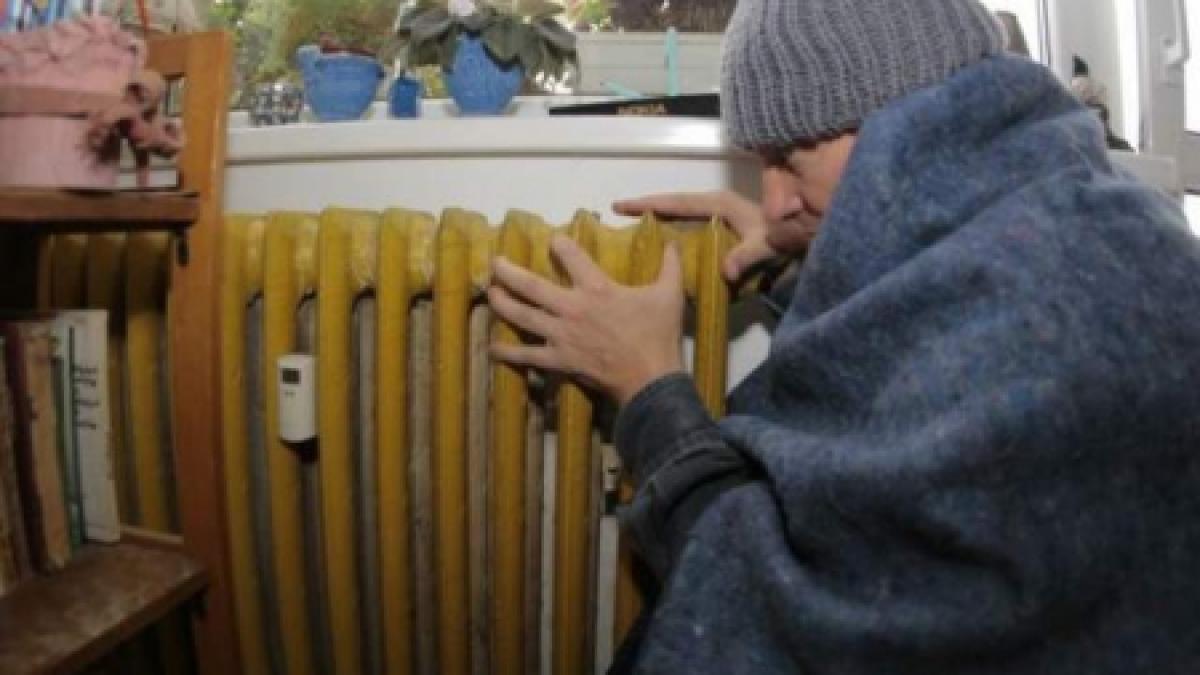 fara bani si fara caldura zeci de aradeni stau in frig reclamand ca au fost inselati de un barbat