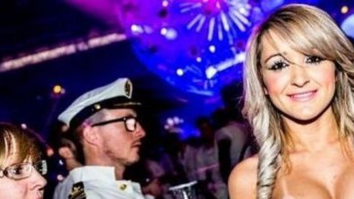 fata asta s a facut de ras in stil mare vezi cum arata cand s au stins luminile in discoteca