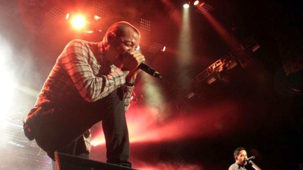 o romanca a murit in timpul unui concert linkin park dupa ce a fost zdrobita de un panou publicitar