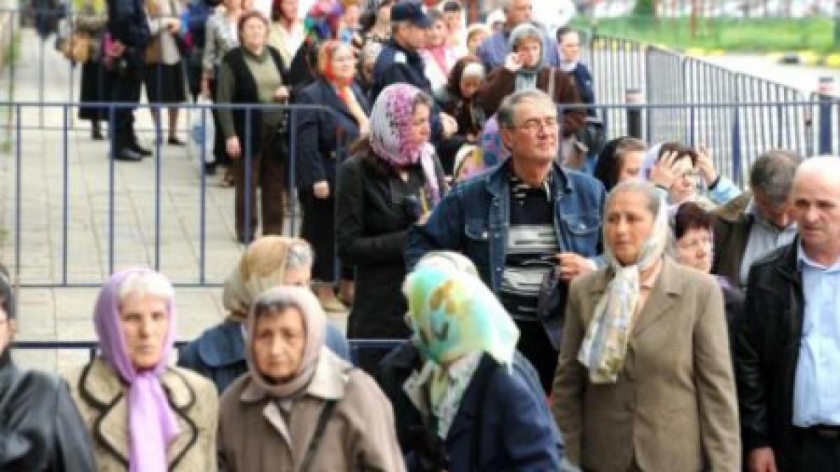 pelerinaj si speranta mii de credinciosi s au rugat la moastele sfantului nectarie