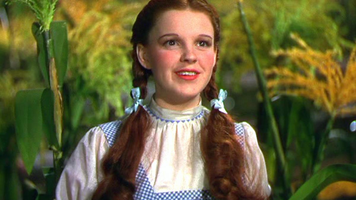 rochia purtata de judy garland in filmul vrajitorul din oz s a vandut pentru 480 000 de dolari