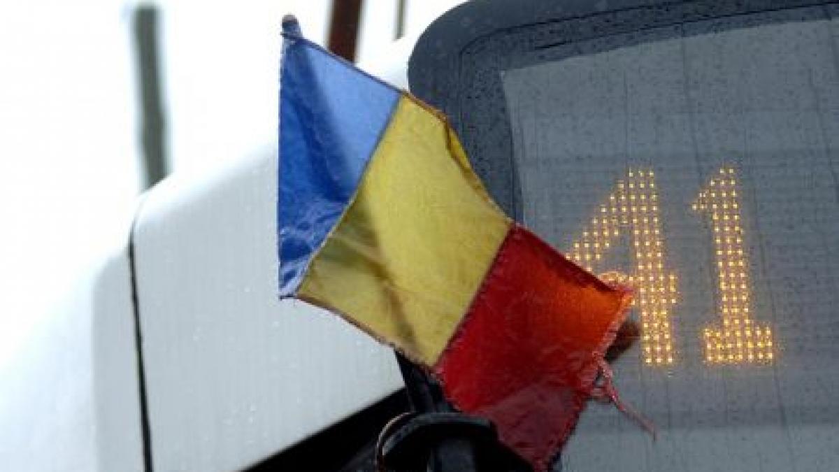 drapelul romaniei arborat cu mandrie pe autobuze tramvaie si trolee de ziua nationala