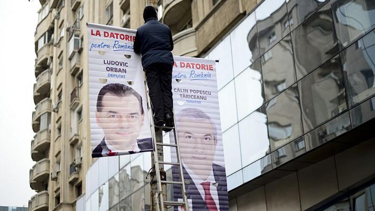 in afise sa ne razboim cum arata batalia panourilor electorale fotoreportaj din mijlocul campaniei