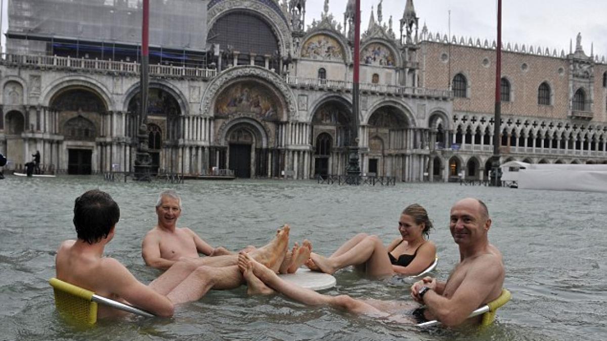 vezi aici cum profita turistii din venetia de strazile inundate