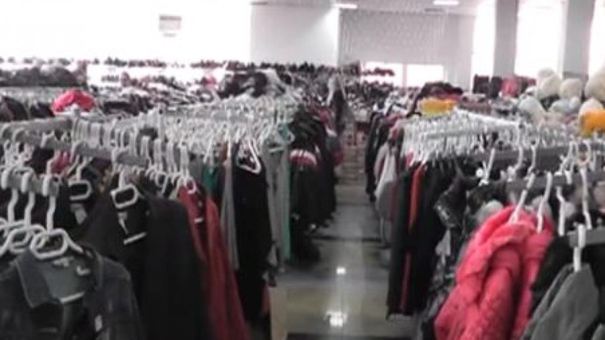 o tanara din petrosani surprinsa in timp ce fura haine dintr un magazin