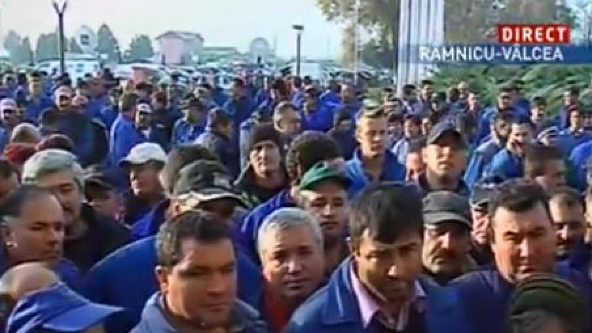 proteste la oltchim angajatii nu si au primit salariile de doua luni sase angajati in greva foamei