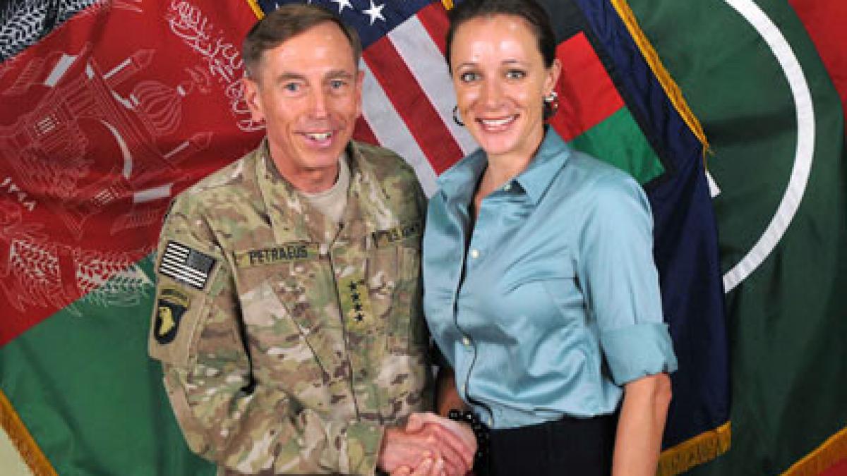 generalul petraeus vorbea cu amanta sa despre sexul sub birou