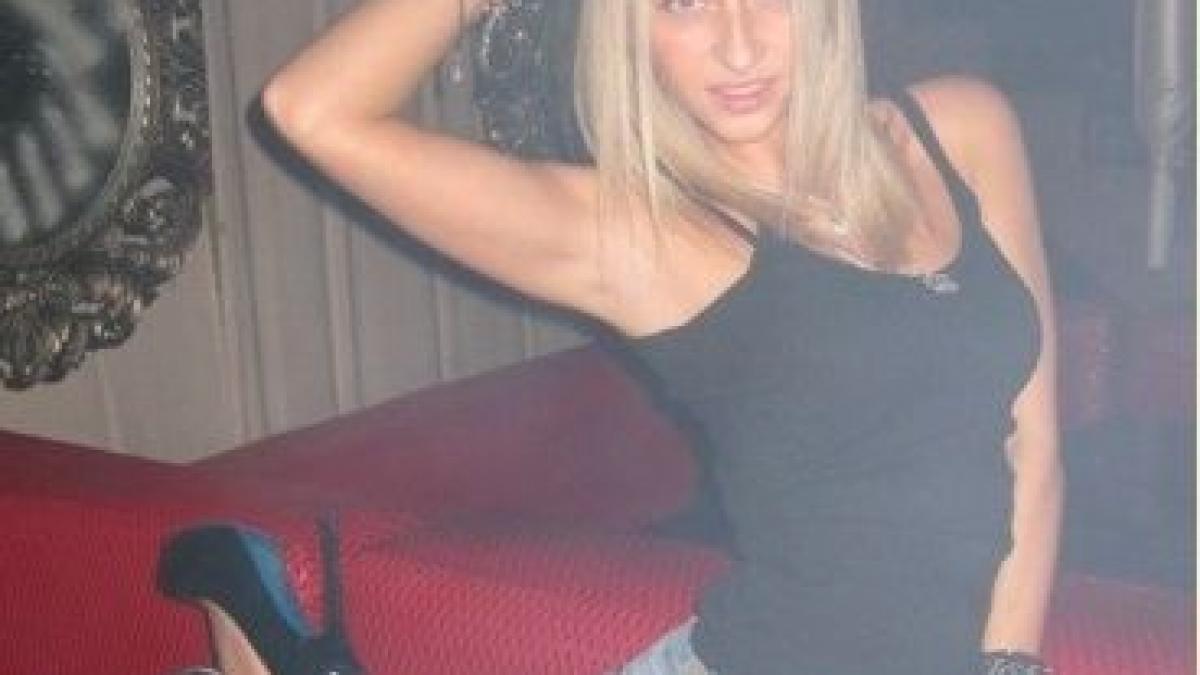 in weekenduri danseaza pe mese in cluburi dar de luni pana vineri are un job care te lasa masca