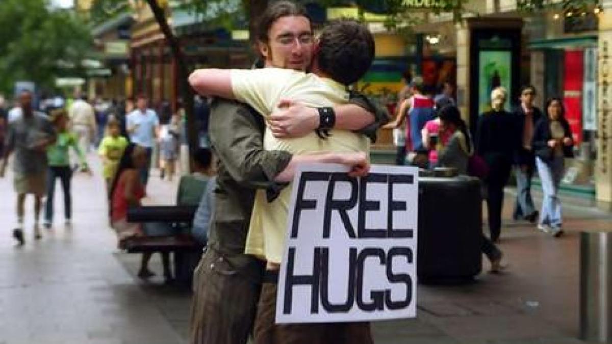 o imbratisare pe zi tine doctorul departe contactul fizic important pe toata durata vietii