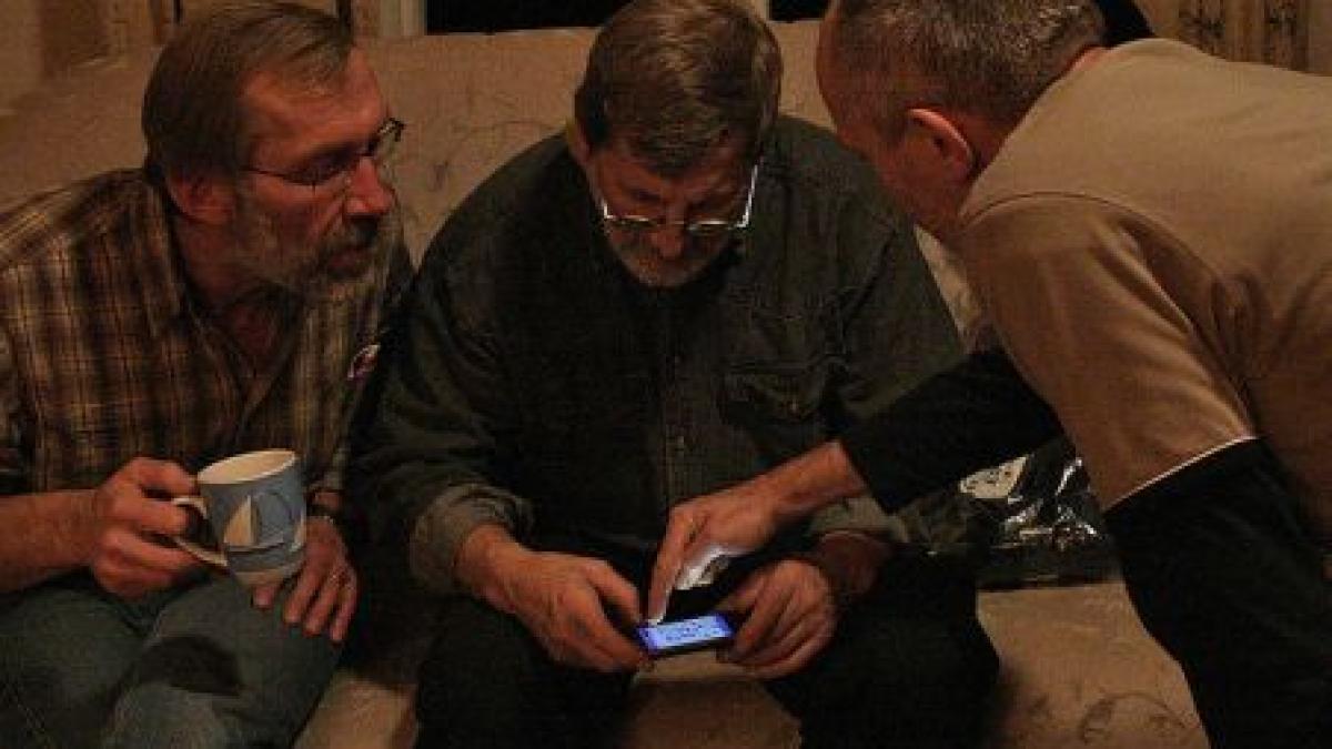 persoanele in varsta prefera sa mearga la medic decat sa isi cumpere un telefon mobil nou