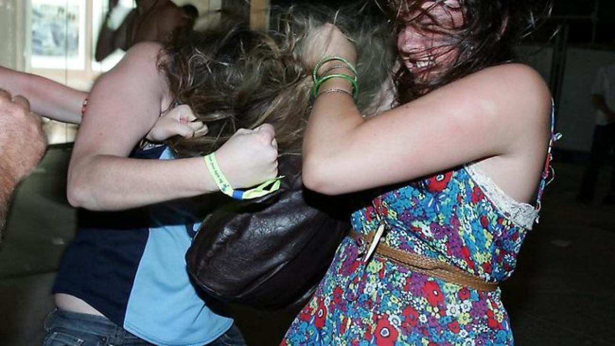 asa parinti asa copii directoarea unei scoli din targoviste lovita de parintii a doua eleve