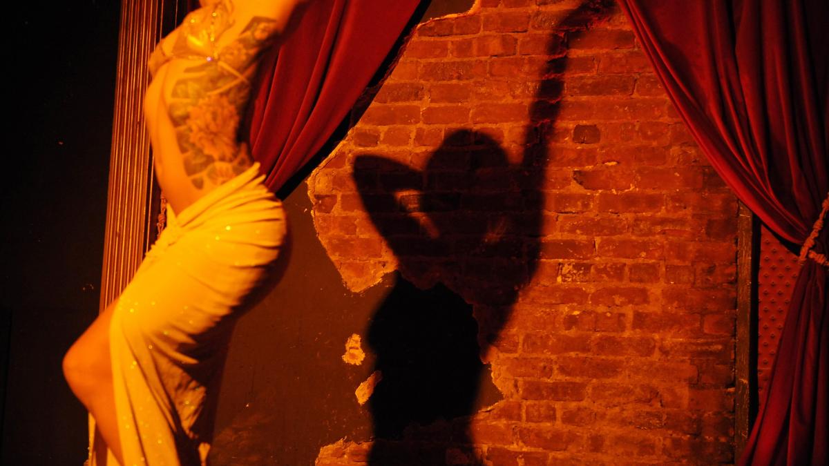 doua stripteuze romance s au batut intr un club din londra una a ajuns la spital cealalta la