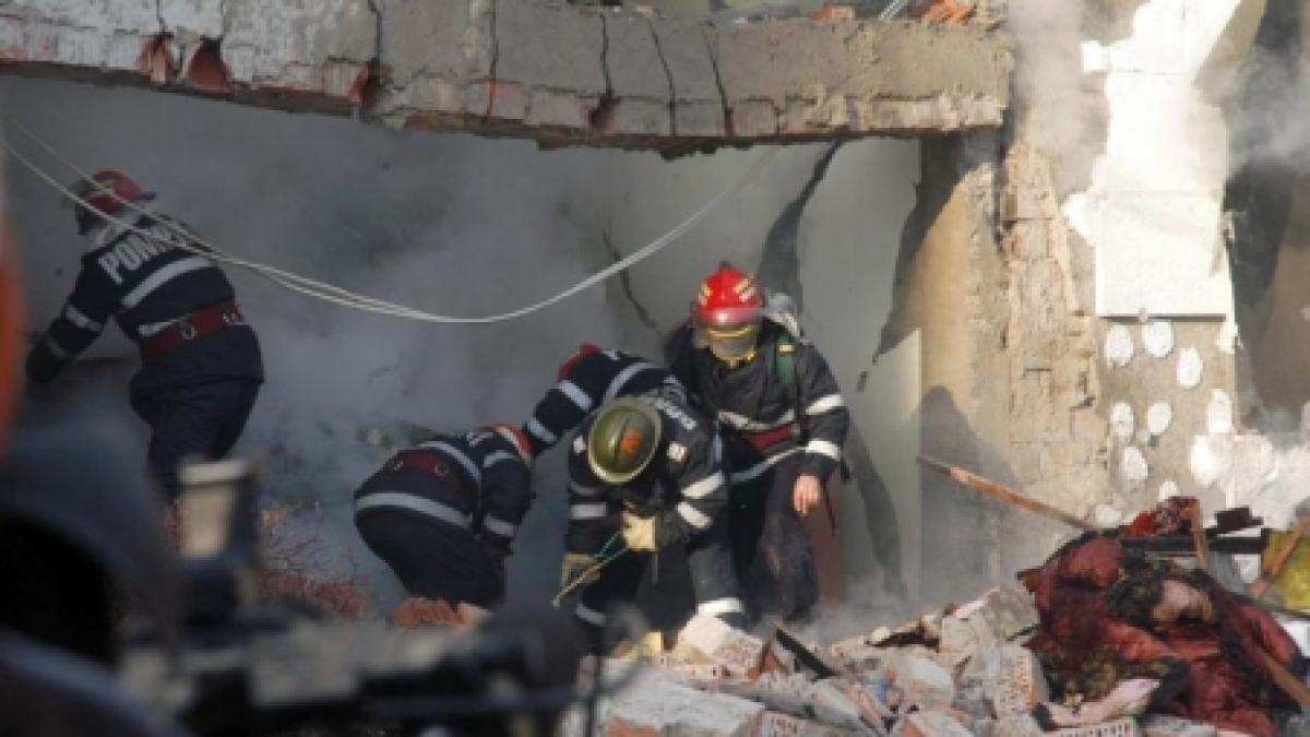 Trei răniţi şi 10 locuinţe afectate, în urma unei explozii. Un bloc întreg a fost evacuat