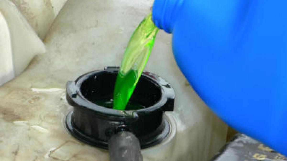 ce trebuie sa stie cei care cumpara antigel si lichid de spalare a parbrizului