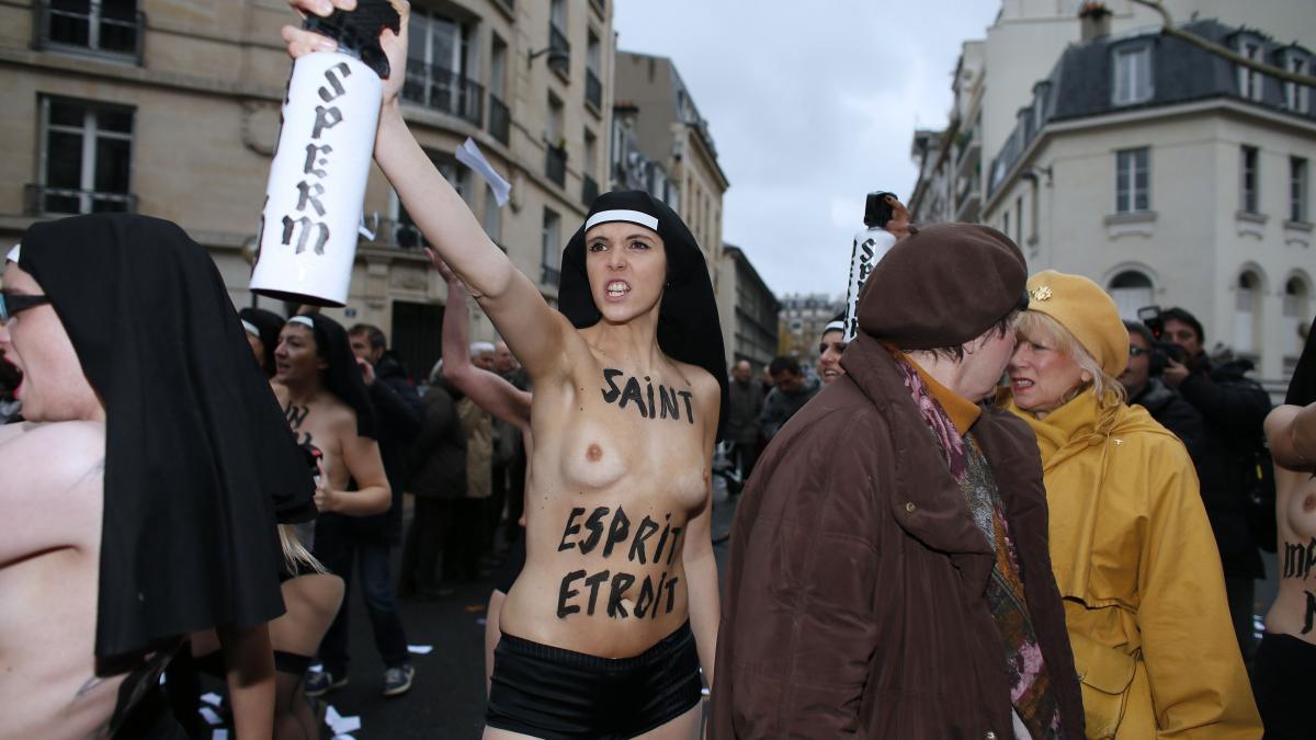 Activiste FEMEN agresate şi jurnalişti &quot;molestaţi&quot; la Paris, la un protest faţă de căsătoriile homosexuale
