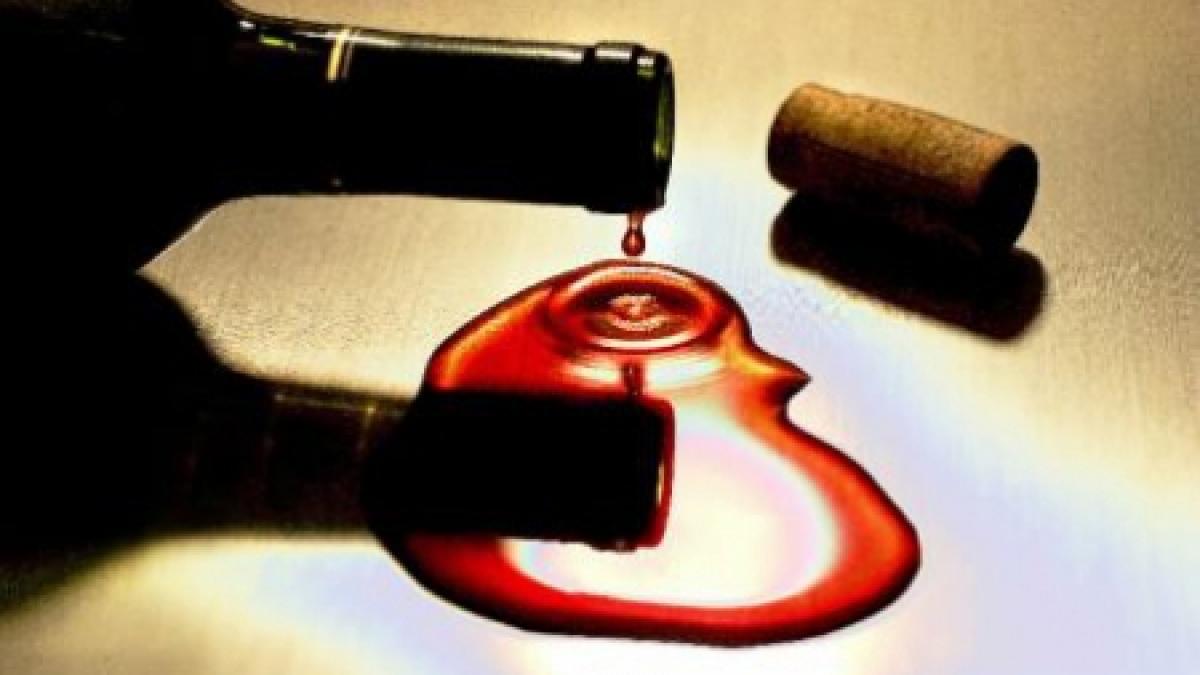 iasi o adolescenta de 13 ani in coma alcoolica dupa ce a baut vin cu prietenii intr o parcare