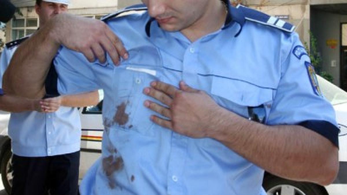pedepsit cu pumnul pentru ca isi facea datoria un politist a fost batut de un tanar chiar in sectia