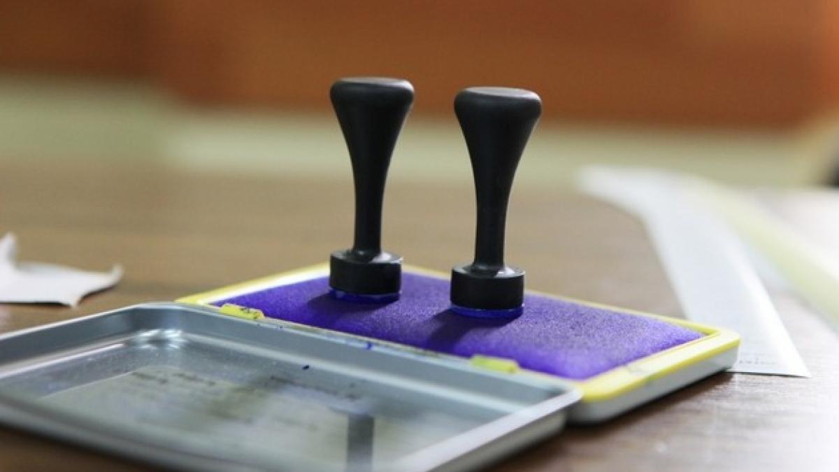 inselatorii pe banda rulanta in numele campaniei electorale ce afise au fost lipite pe usile