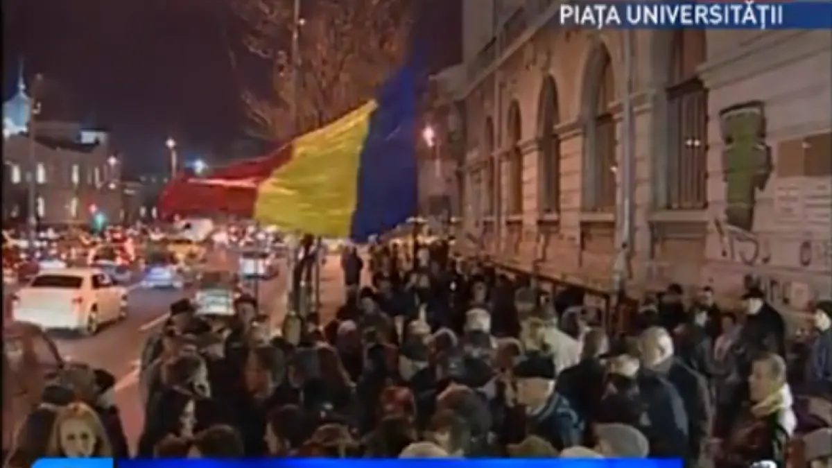 pe tricolor e scris unire jurnalistii antena 3 au impartit 1 000 de steaguri in piata universitatii
