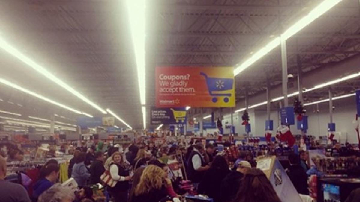 la noi s au blocat site urile la ei oamenii se calca in picioare la propriu black friday in sua