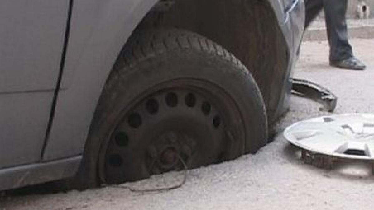 o masina de gunoi inghitita de asfalt