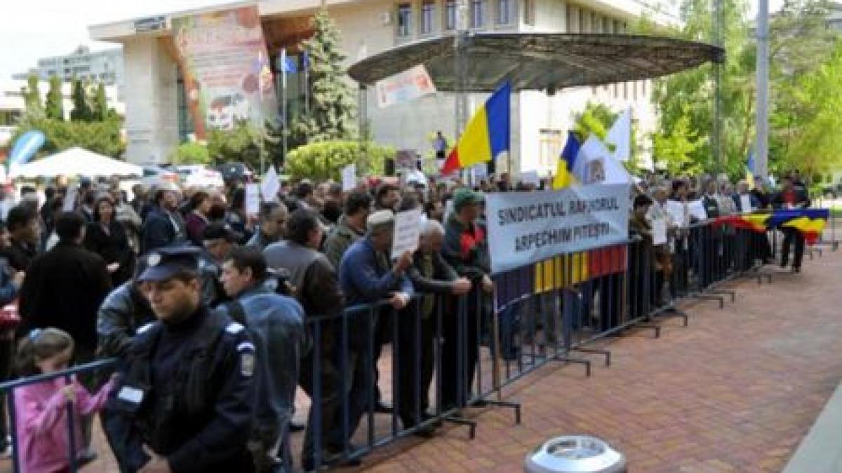 protest cu scandal la arpechim din cauza unei licitatii executorul judecatoresc agresat de