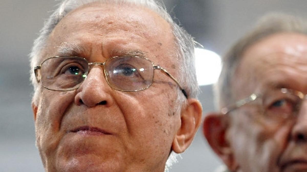 ion iliescu o nota comuna a analizelor lui adrian nastase este referirea la presedintele traian