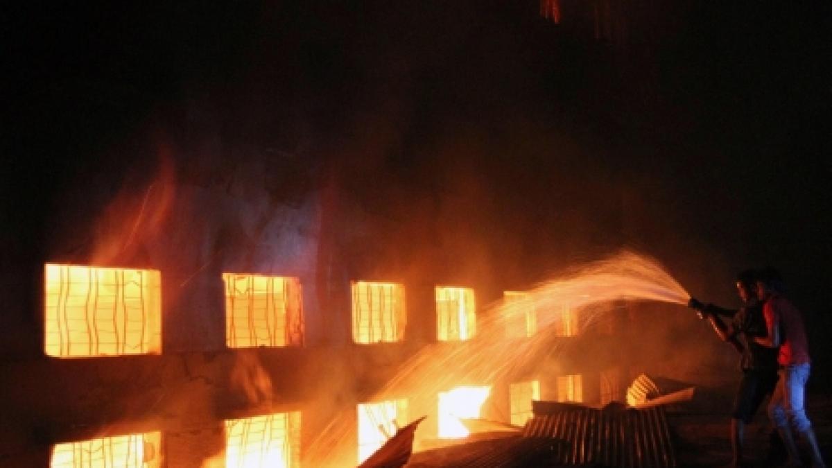 cel putin 121 de persoane au murit in urma unui incendiu la o fabrica din bangladesh