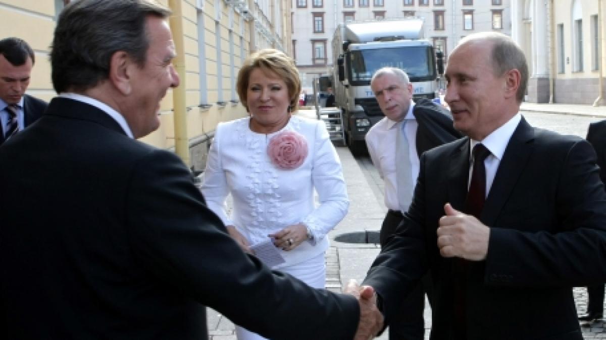 gerhard shcroeder lauda reusitele istorice ale presedintelui rus vladimir putin