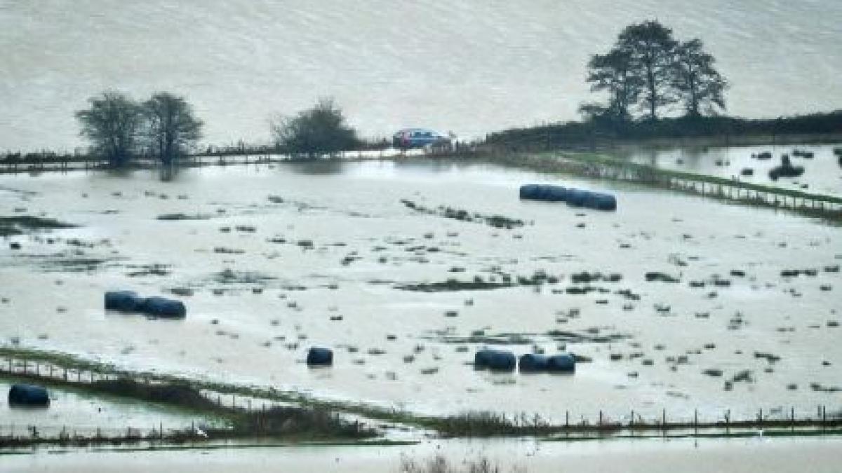 inundatii in marea britanie doi morti si 800 de case acoperite de ape