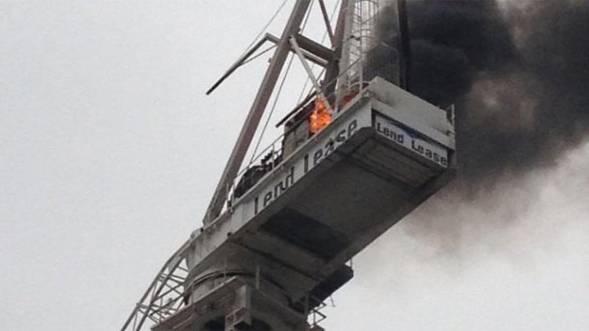 o macara s a prabusit peste acoperisul unei universitati din sydney