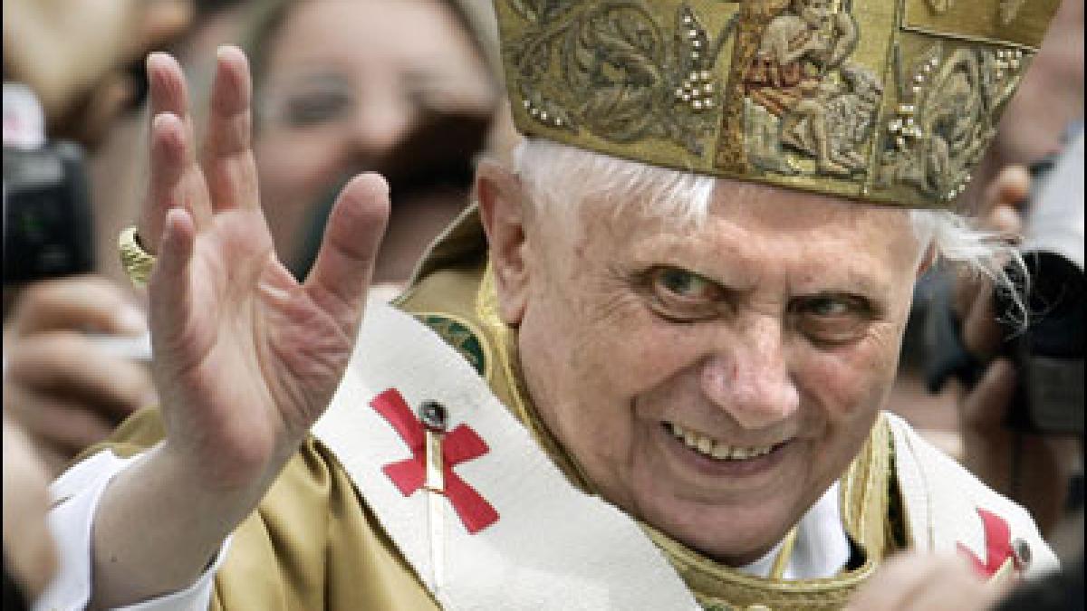 papa benedict al xvi lea pune la indoiala biblia atunci cand iisus s a nascut in ceruri ingerii nu