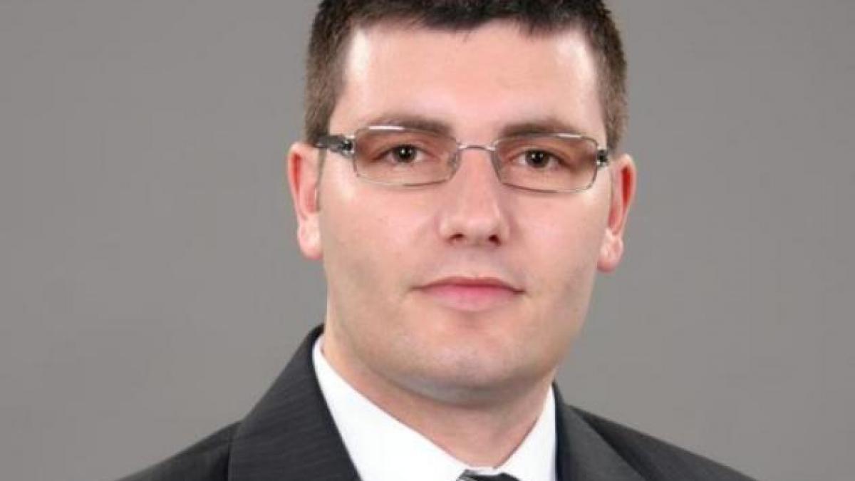 campanie electorala in chiloti cum isi face un viitor deputat reclama