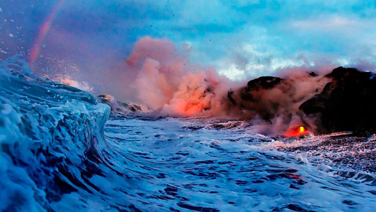 galerie foto spectaculoasa cu eruptia celui mai activ vulcan de pe terra lava a ajuns in ocean