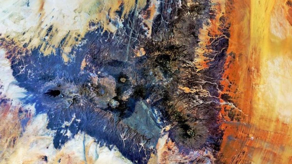 imaginea realizata din spatiu care dezvaluie frumusetea uluitoare a terrei