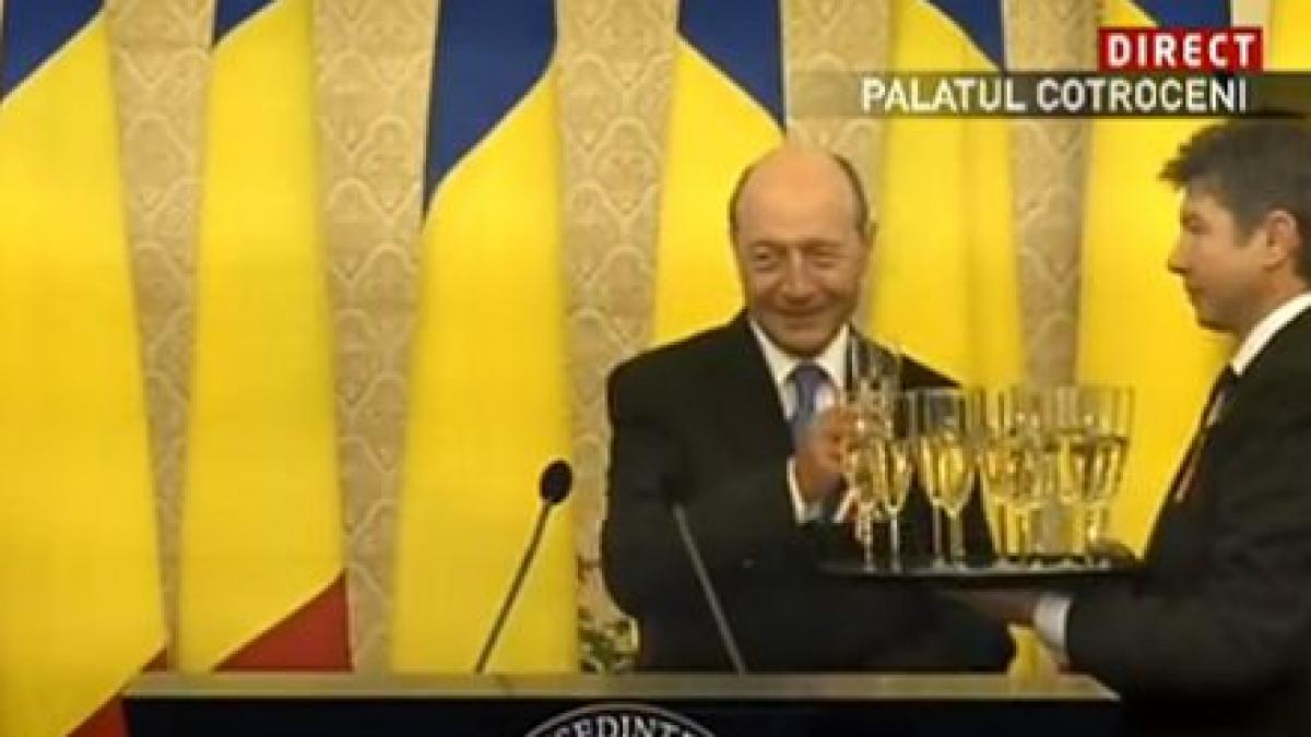 basescu se alatura campaniei antenei 3 le cere romanilor sa arboreze drapelul unde se poate