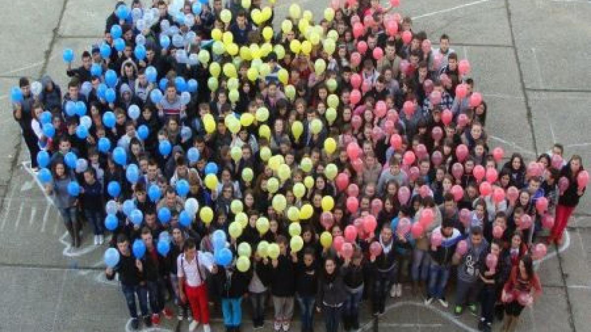 ei sunt castigatorii campaniei pe tricolor e scris unire