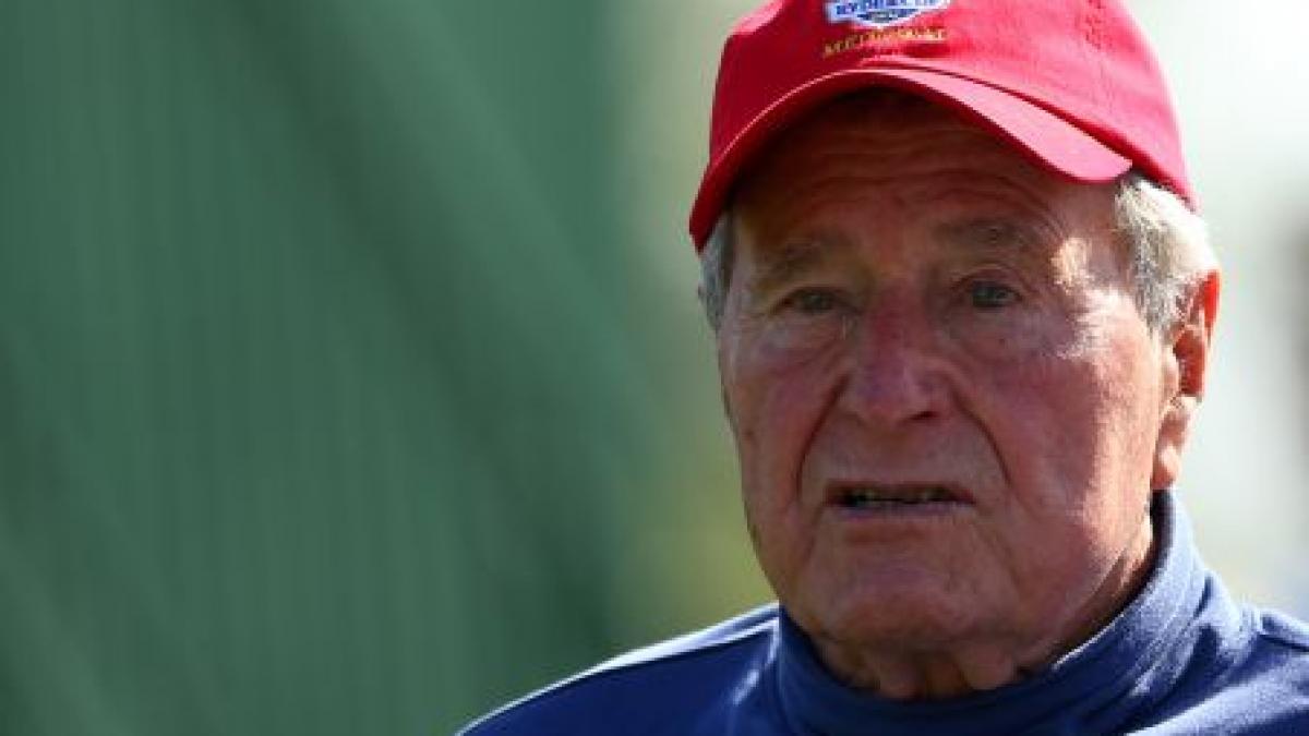 fostul presedinte american george h w bush internat in spital