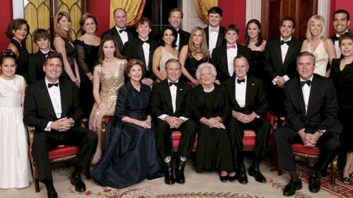 fotografia de familie cu doi dintre presedintii americii care arata cat de puternica este dinastia