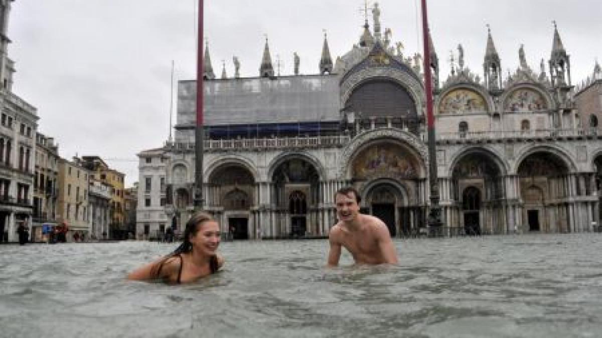 galerie foto turistii inoata in piata san marco din venetia intregul oras este sub apa
