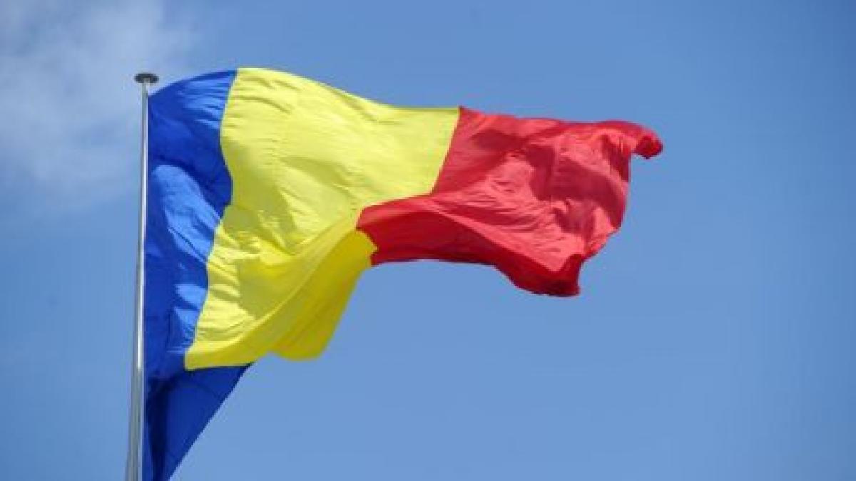 cel mai mare drapel din tara arborat la slatina pe dealul gradiste