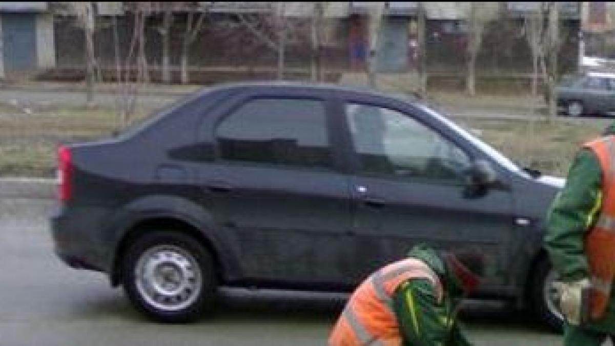 imaginea care va infuria toti soferii ce fac acesti muncitori de la drumuri cu o groapa din asfalt